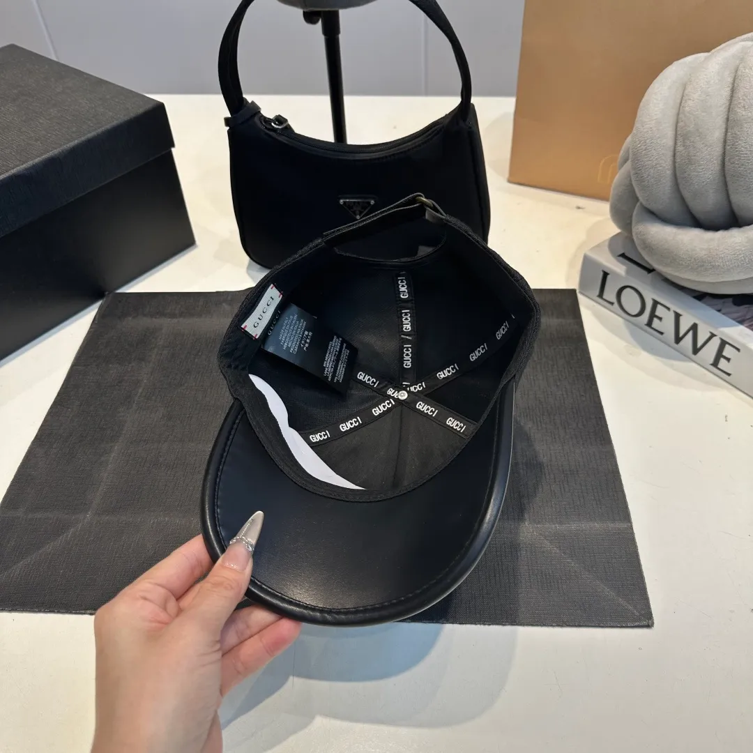 P56 Gucci Baseball Cap♥️GUCCI🧢New product from the official website, baseball cap, original quality, hot arrival 🔥🎩 The craftsmanship is very exquisite, high-end and classy! Low-key luxury, easy to carry! Running volume!