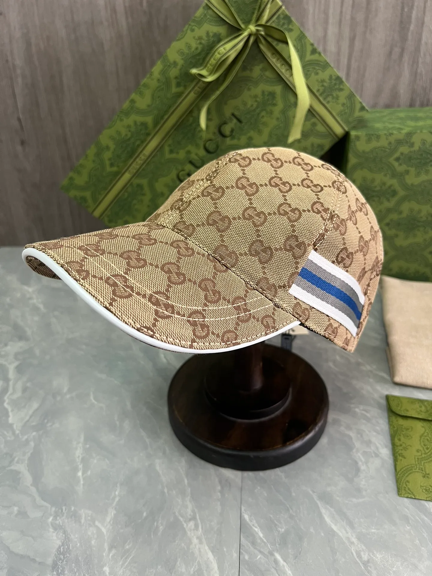 GUCCI original customization 1:1 mold customization Monogram cowboy hat combines the brand's traditional luxury connotation with modern streetwear aesthetics, showing the design personality of the spring and summer series. The hat body is made of original imported fabrics, rubber buckles, and first-layer cowhide edging, exquisite and flawless! Meticulous workmanship, original quality 😊 2016120