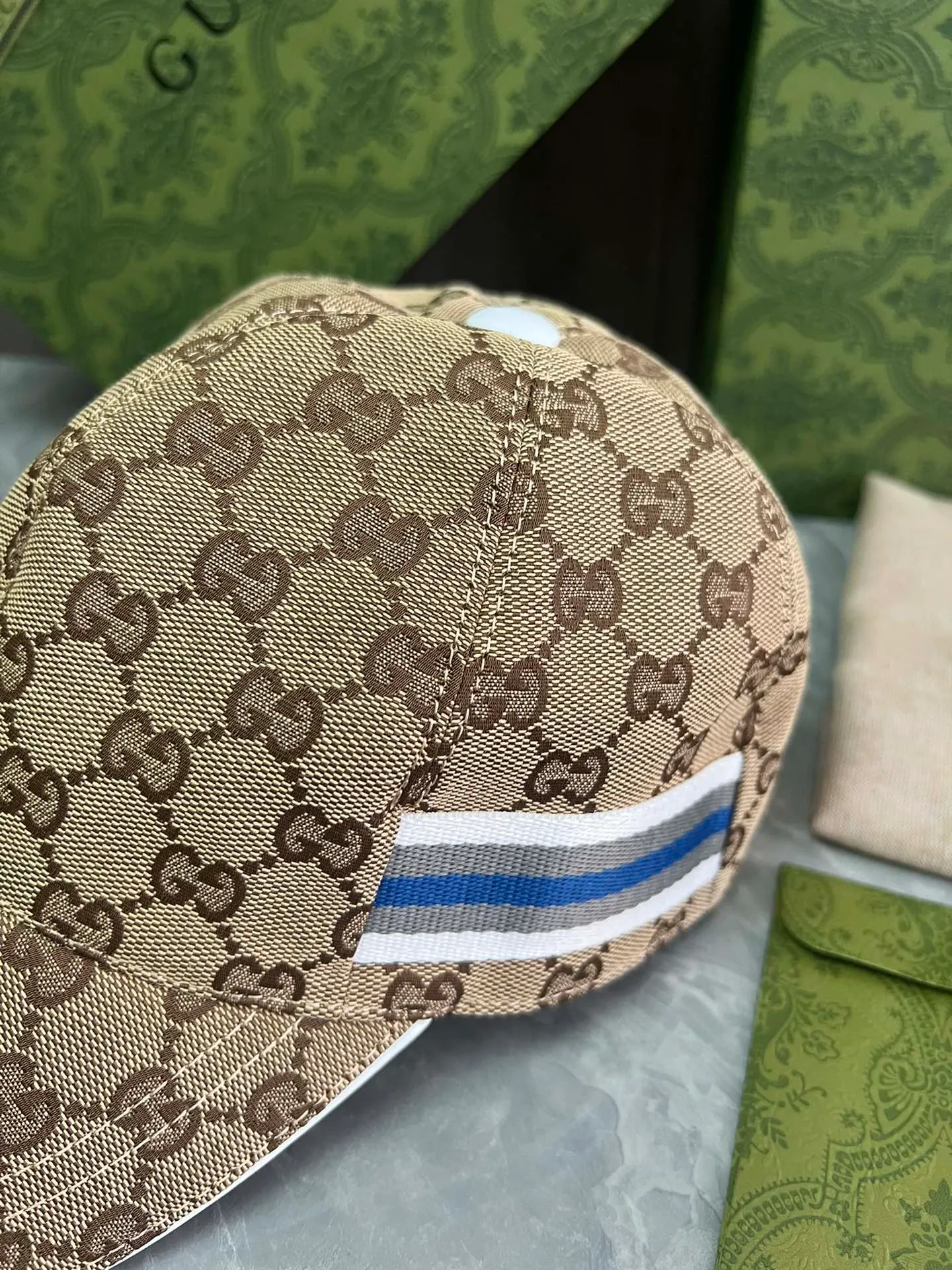 GUCCI original customization 1:1 mold customization Monogram cowboy hat combines the brand's traditional luxury connotation with modern streetwear aesthetics, showing the design personality of the spring and summer series. The hat body is made of original imported fabrics, rubber buckles, and first-layer cowhide edging, exquisite and flawless! Meticulous workmanship, original quality 😊 2016120