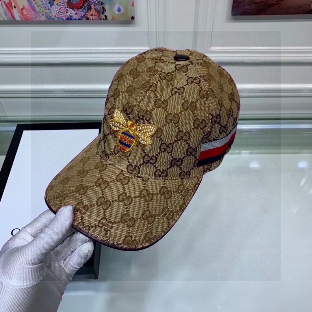 🉐️90, Gucci (Gucci) new original baseball cap, embroidered bee, 1:1 perfect replica, original canvas + first layer of cowhide, pure cotton lining, light and breathable! The quality and fit are great, the basic head circumference is 56cm, and the patch is adjustable.