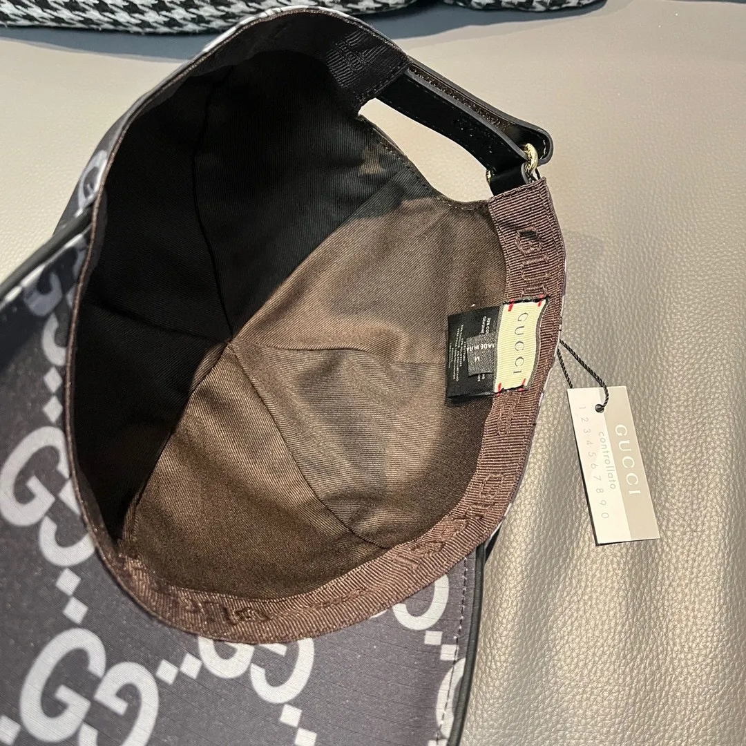 🉐️90 new models shipped from the official website, Gucci's latest original baseball cap, large double G, 1:1 mold customization at the counter, perfect pattern, original canvas fabric + first-layer cowhide, light and breathable! The basic head circumference is 56cm, and the patch is adjustable.