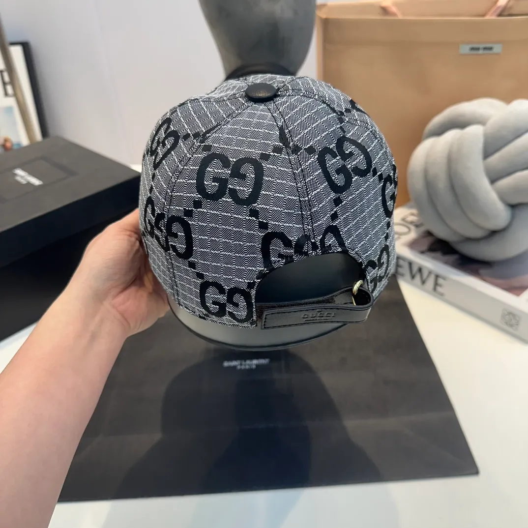 P90 Gucci (Gucci) new original baseball cap, Multicolor series canvas baseball cap! The latest model from the counter, 1:1 genuine mold opening, original canvas fabric + first layer of cowhide, original factory quality! The quality is great, the basic head circumference is 56cm, the patch is adjustable