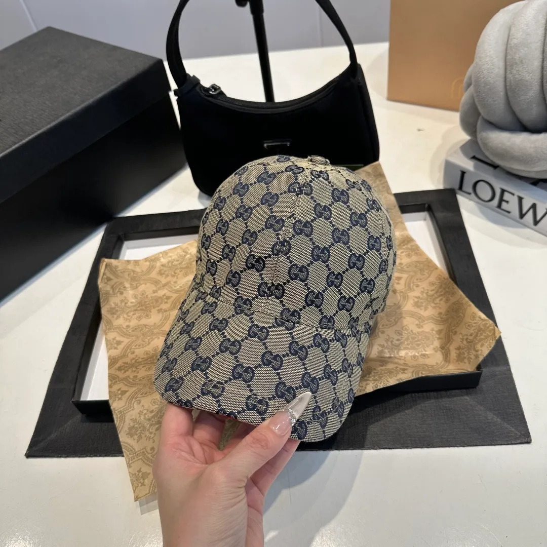 P1 million classic model shipped in new colors! Comes with a box bag, Gucci's classic original baseball cap😍😍Customized at a 1:1 mold at the counter, the highest version, original canvas fabric + first-layer cowhide, light and breathable! Photographed in real life, suitable for men and women in all seasons, basic head circumference 56cm, adjustable patches.