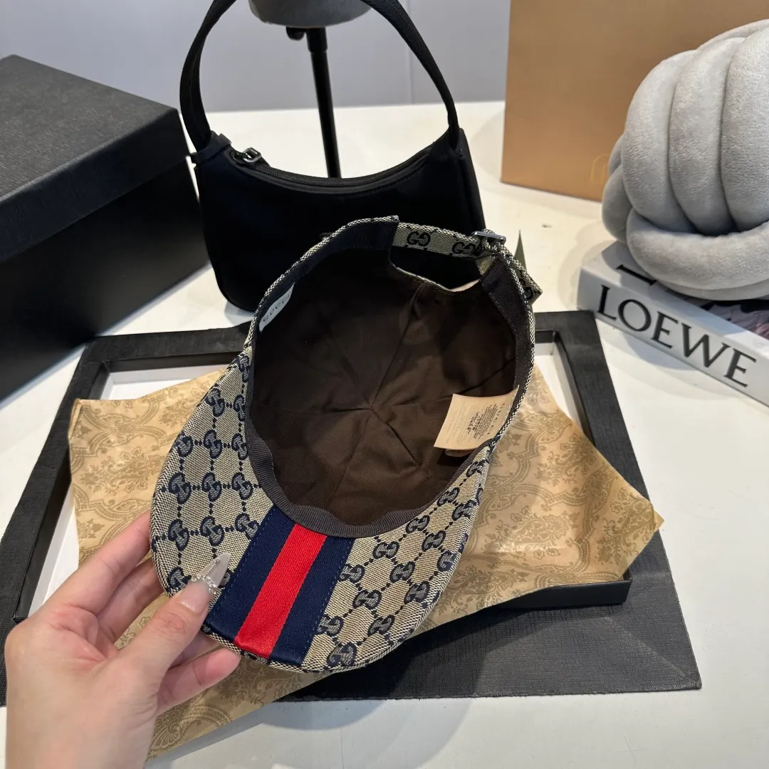 P1 million classic model shipped in new colors! Comes with a box bag, Gucci's classic original baseball cap😍😍Customized at a 1:1 mold at the counter, the highest version, original canvas fabric + first-layer cowhide, light and breathable! Photographed in real life, suitable for men and women in all seasons, basic head circumference 56cm, adjustable patches.