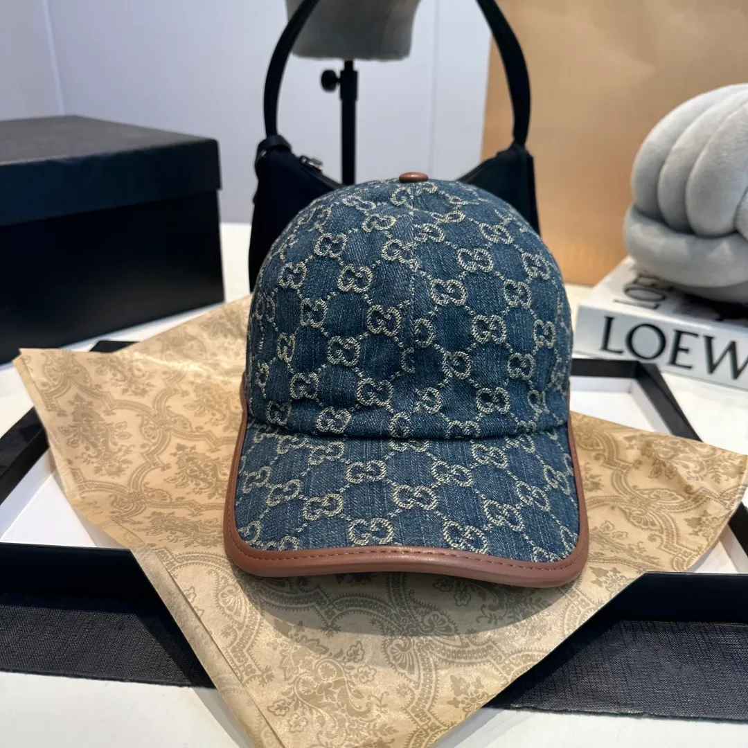 P160 Gucci's new original baseball cap is custom-made with a 1:1 mold. Selected soft accessories are crafted with denim to show the charm of the new season. Archival symbols and iconic brand patterns give the pieces a contemporary feel. This baseball cap is made of blue and white GG denim, with brown leather piping, making the entire design even more eye-catching.