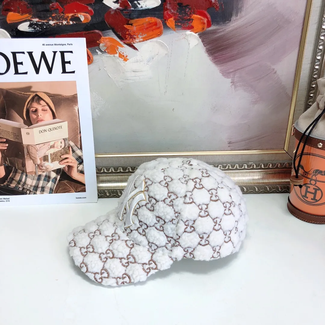💰80 NY co-branded GUCCI Gucci new lamb wool baseball cap is a perfect interpretation of the sweet and cool style. I love it so much❤️ The top is sexy and handsome. Both are online! No girl can refuse a fluffy item.