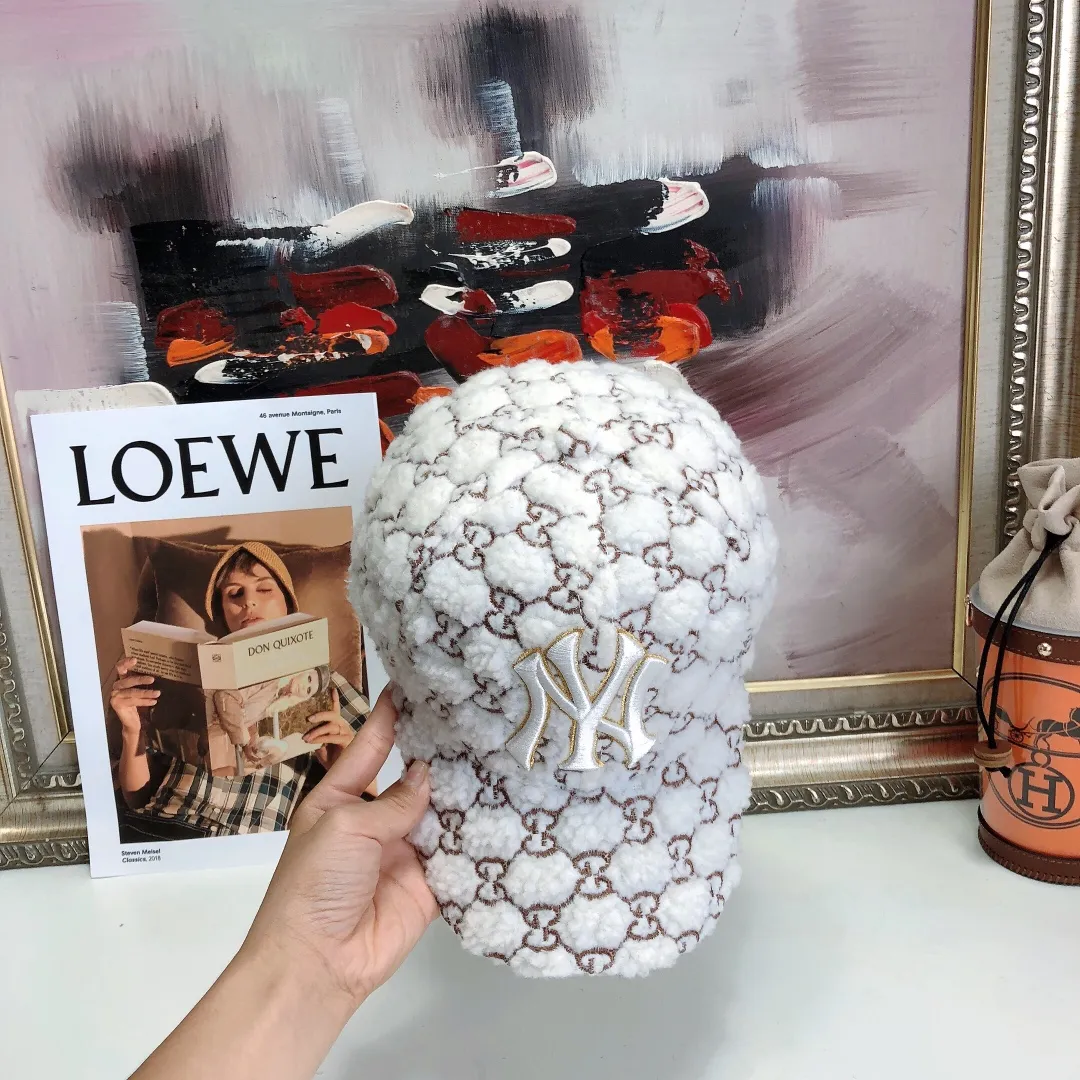 💰80 NY co-branded GUCCI Gucci new lamb wool baseball cap is a perfect interpretation of the sweet and cool style. I love it so much❤️ The top is sexy and handsome. Both are online! No girl can refuse a fluffy item.