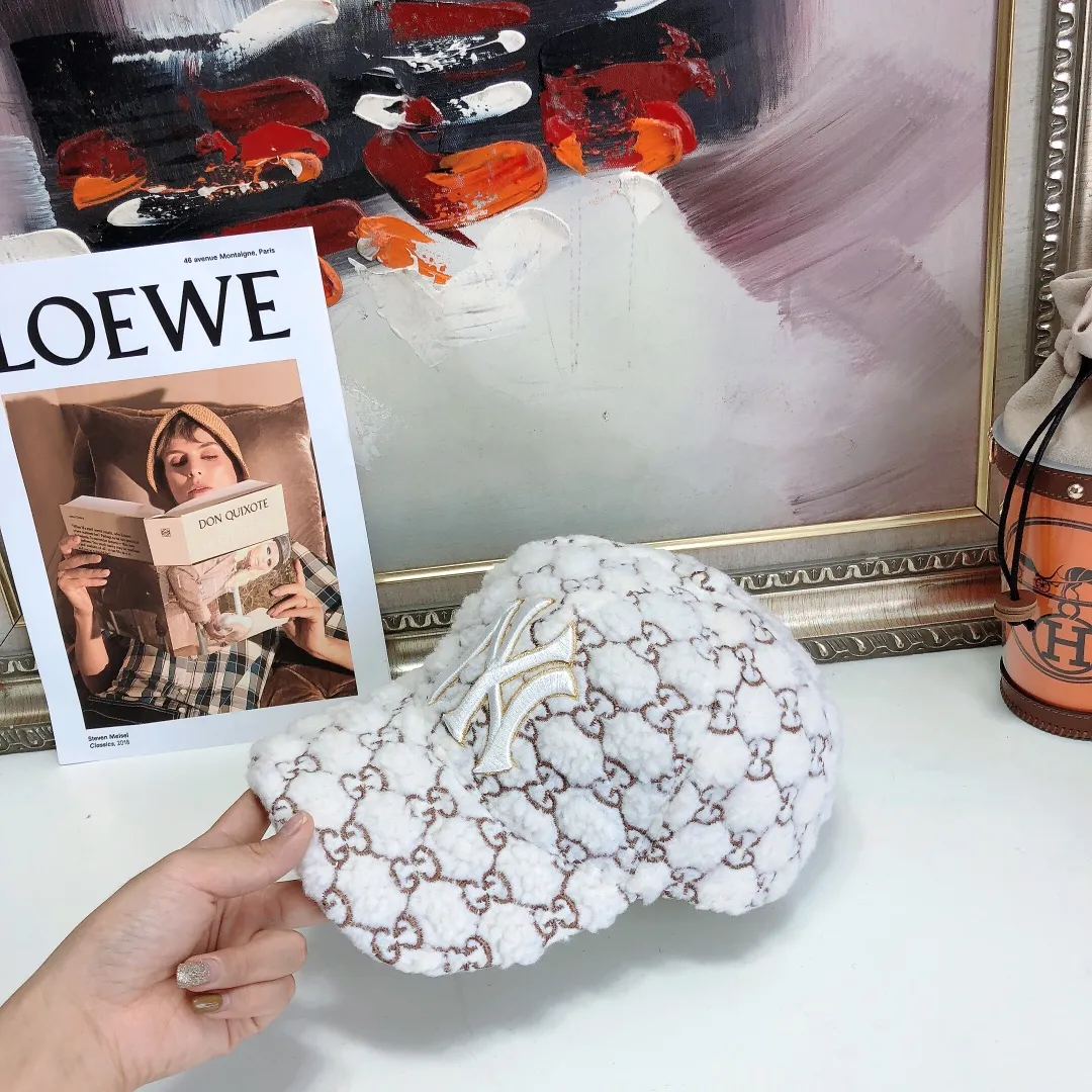 💰80 NY co-branded GUCCI Gucci new lamb wool baseball cap is a perfect interpretation of the sweet and cool style. I love it so much❤️ The top is sexy and handsome. Both are online! No girl can refuse a fluffy item.