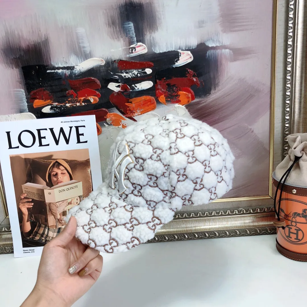 💰80 NY co-branded GUCCI Gucci new lamb wool baseball cap is a perfect interpretation of the sweet and cool style. I love it so much❤️ The top is sexy and handsome. Both are online! No girl can refuse a fluffy item.