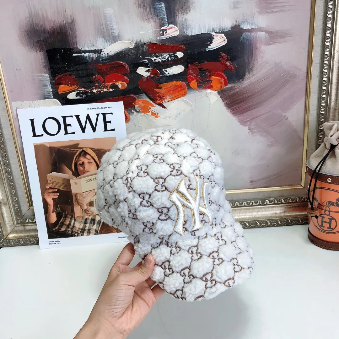 💰80 NY co-branded GUCCI Gucci new lamb wool baseball cap is a perfect interpretation of the sweet and cool style. I love it so much❤️ The top is sexy and handsome. Both are online! No girl can refuse a fluffy item.