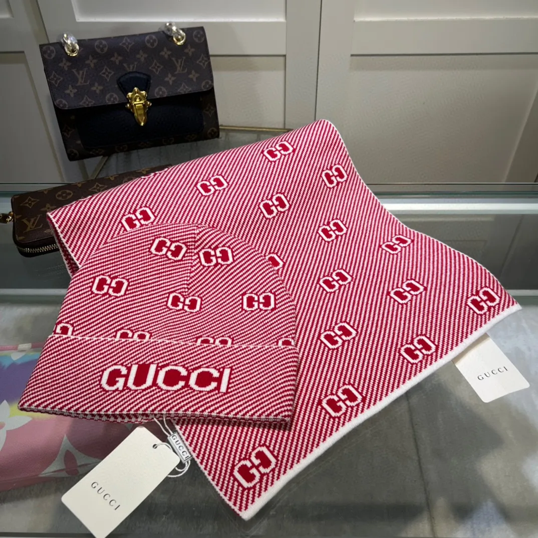 P170 GUCCI hat + scarf, a precious collection of soul hats! Recommended by Xiaohongshu and recommended by major internet celebrities! Every color is very beautiful! classic! Soft to the touch. 70% wool ➕ 30% rabbit fur. The materials used are top-notch and luxurious. This is the charm of the product. It is easy to get in and out of the counter. If you come to the mixed counter, you must buy it. Plain and light color, simple and high-end, I love every color. And it is beautiful and durable! It can be worn by men, women and children! You can beautify it when you see the real thing ~ scarf size 36*180