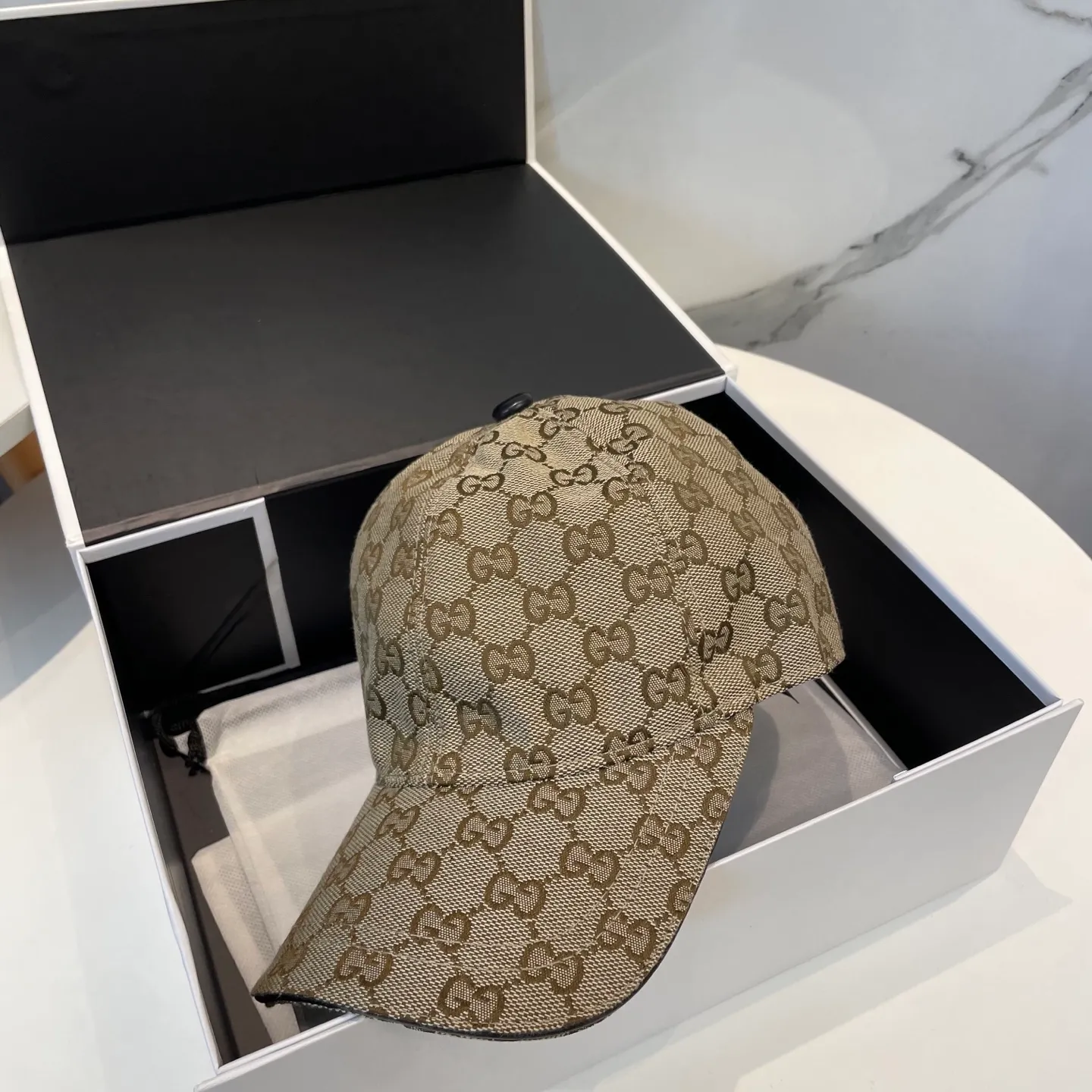 P70 Gucci (Gucci) classic original baseball cap😍Customized with 1:1 mold opening at the counter, the highest version, the original canvas is light and breathable! Photographed in real life, suitable for men and women in all seasons, basic head circumference 56cm, adjustable patches.