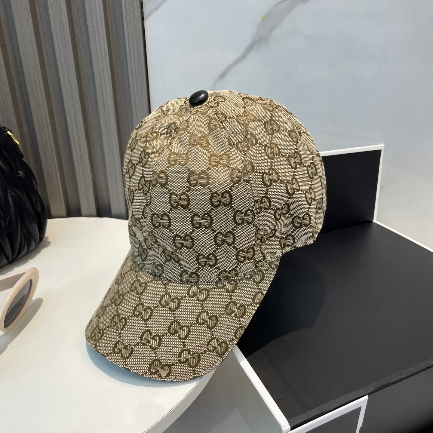 P70 Gucci (Gucci) classic original baseball cap😍Customized with 1:1 mold opening at the counter, the highest version, the original canvas is light and breathable! Photographed in real life, suitable for men and women in all seasons, basic head circumference 56cm, adjustable patches.