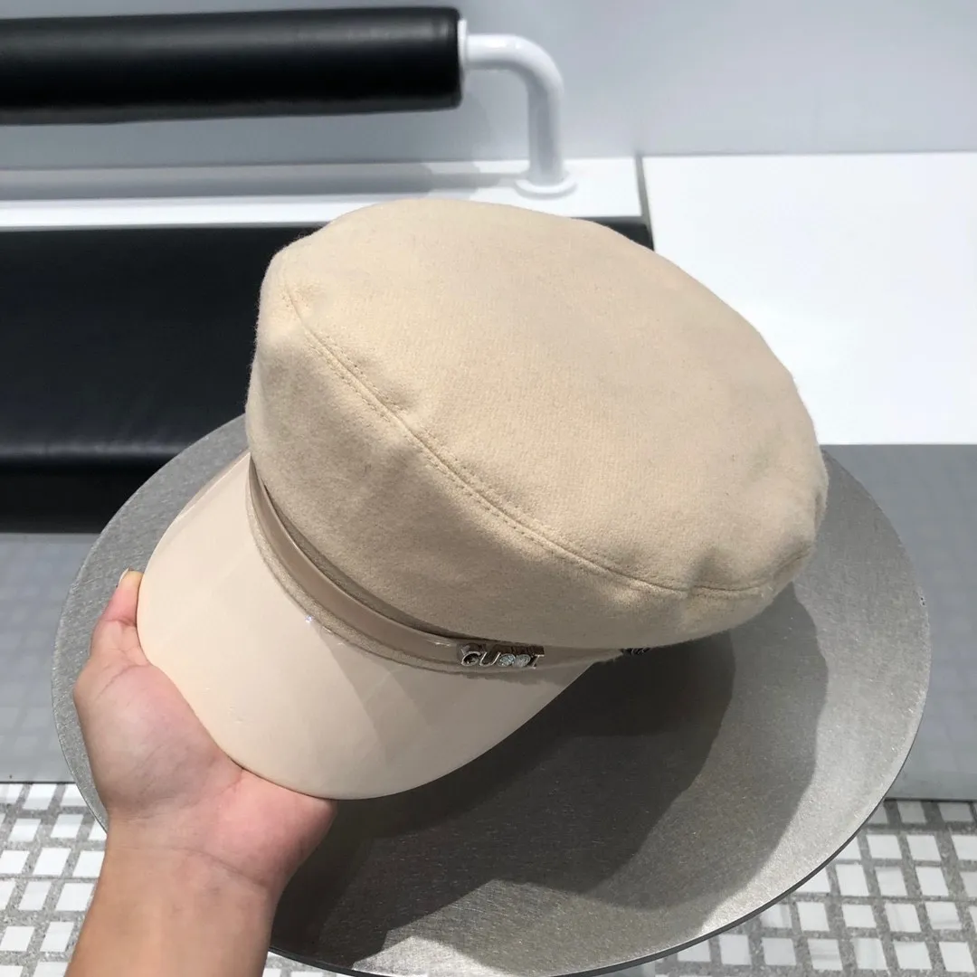 P150 Gucci GUCCI celebrity-style military cap with fur and patent leather. Soft texture. Perfect hat shape. Popular Korean product order. Original quality.