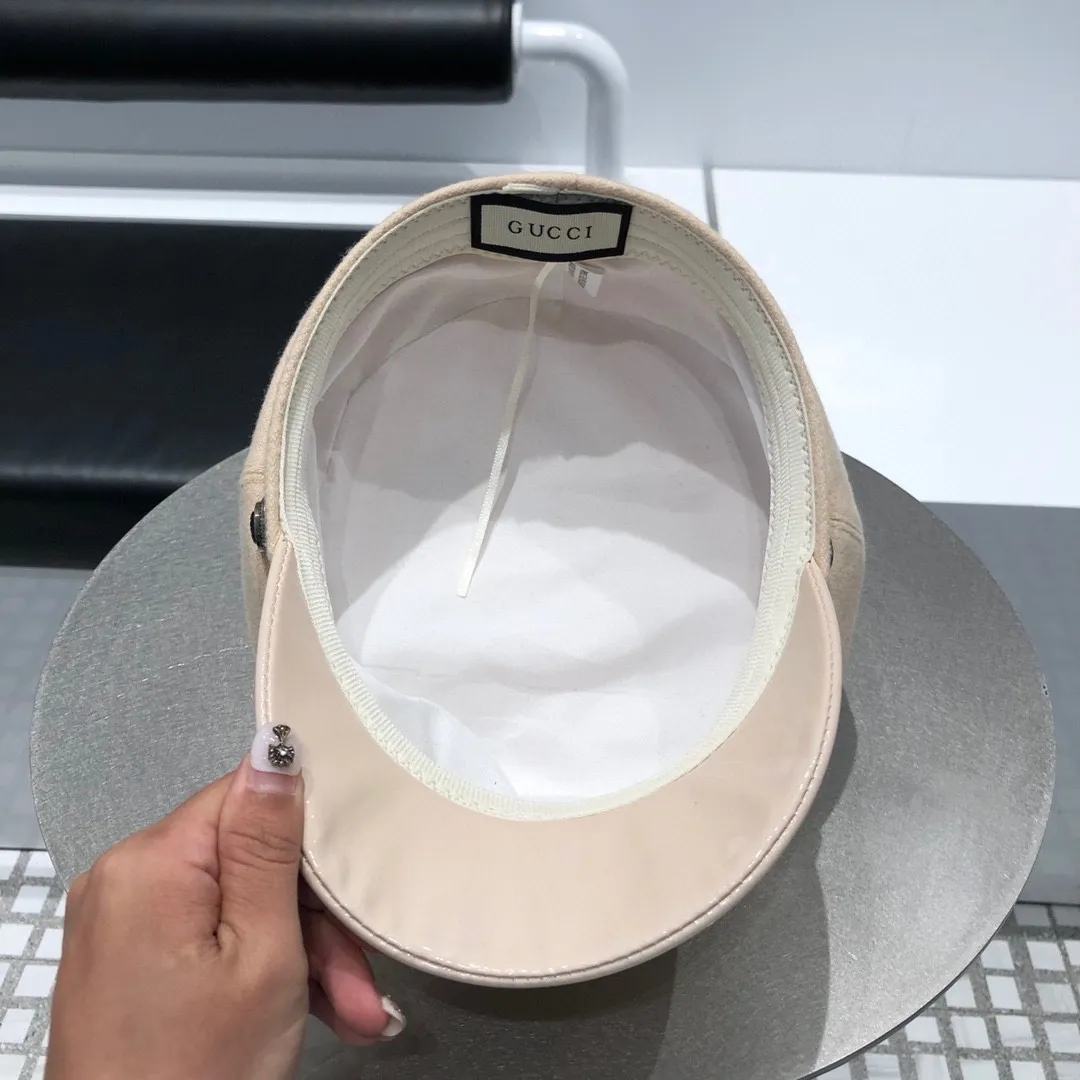 P150 Gucci GUCCI celebrity-style military cap with fur and patent leather. Soft texture. Perfect hat shape. Popular Korean product order. Original quality.