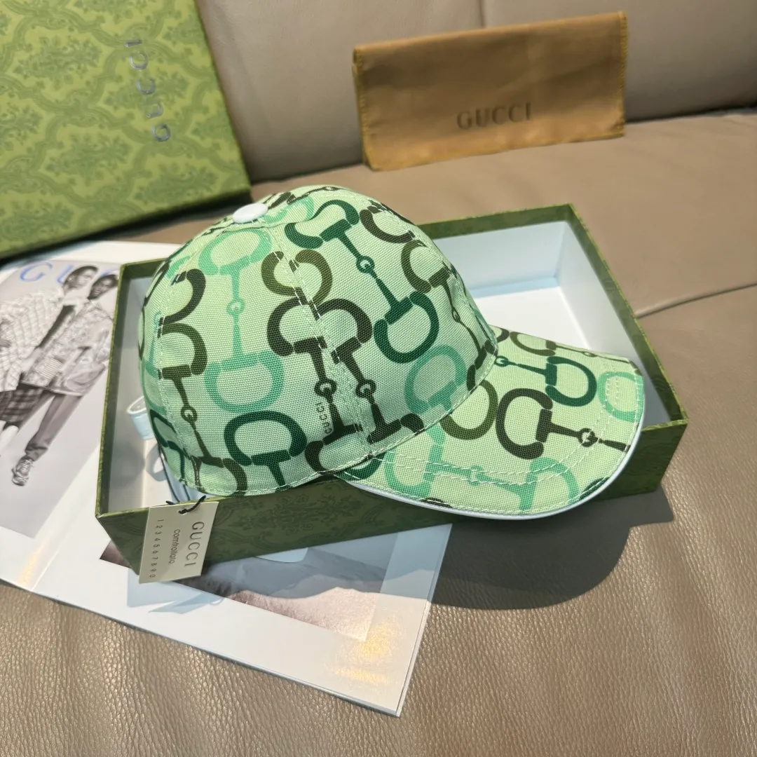 p90 Horsebit buckle shipped. Gucci new original baseball cap, horsebit buckle baseball cap. 1:1 mold opening and customization at the counter, original canvas fabric + first layer of cowhide, light and breathable! The basic head circumference is 56cm, and the patch is adjustable.