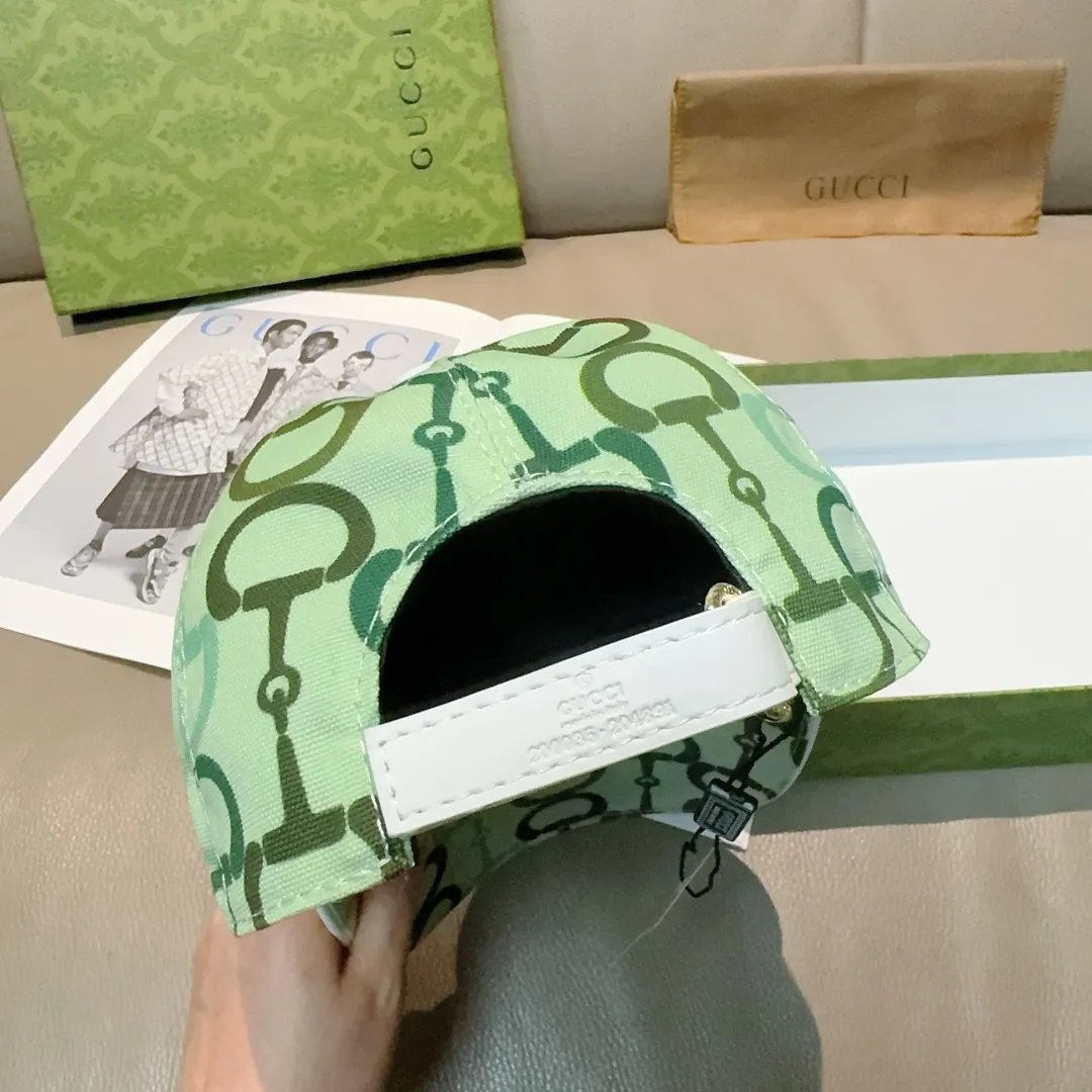 p90 Horsebit buckle shipped. Gucci new original baseball cap, horsebit buckle baseball cap. 1:1 mold opening and customization at the counter, original canvas fabric + first layer of cowhide, light and breathable! The basic head circumference is 56cm, and the patch is adjustable.