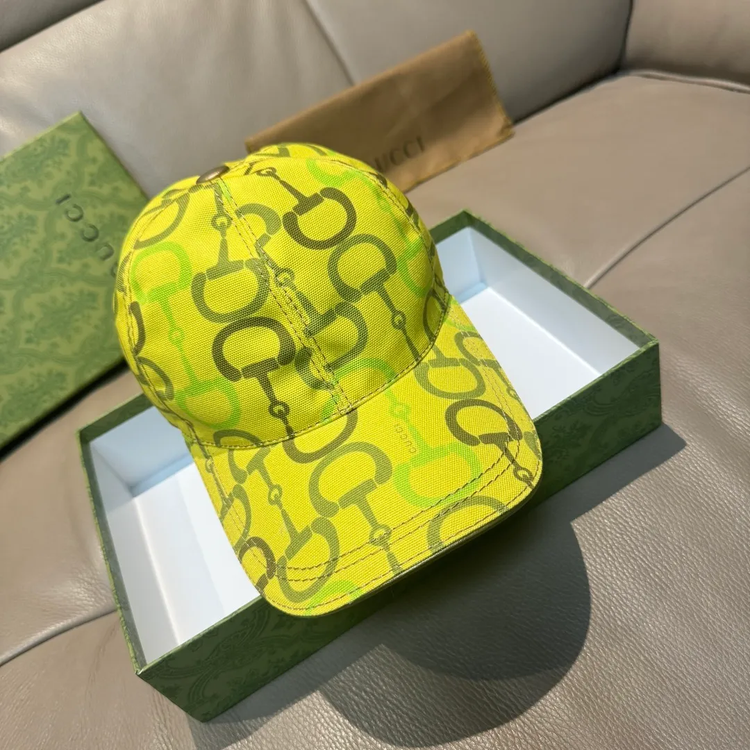 p90 Horsebit buckle shipped. Gucci new original baseball cap, horsebit buckle baseball cap. 1:1 mold opening and customization at the counter, original canvas fabric + first layer of cowhide, light and breathable! The basic head circumference is 56cm, and the patch is adjustable.