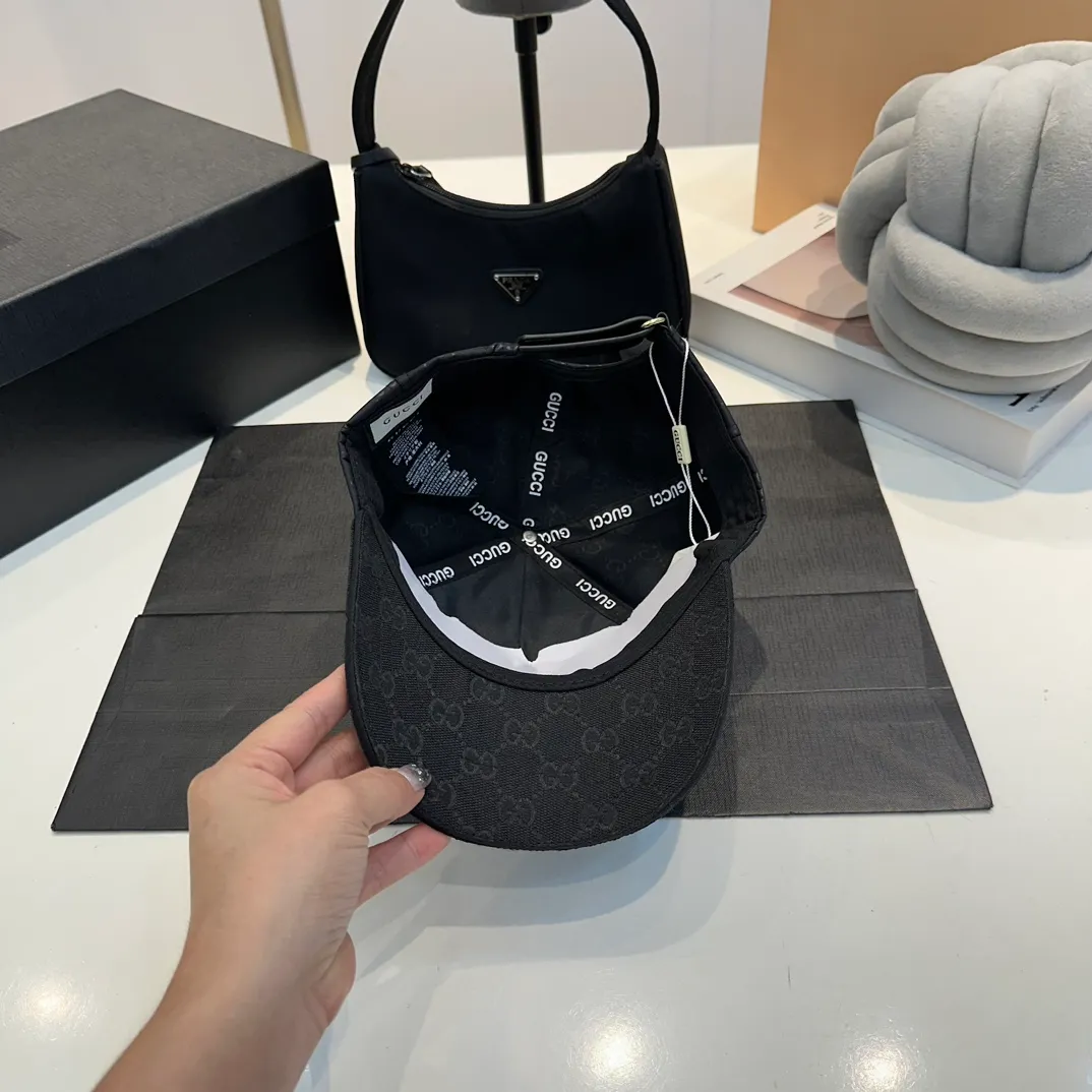 P54 Gucci Baseball Cap♥️GUCCI🧢New product from the official website, baseball cap, original quality, very popular 🔥🎩The craftsmanship is very exquisite, high-end and classy! Low-key luxury, easy to carry!