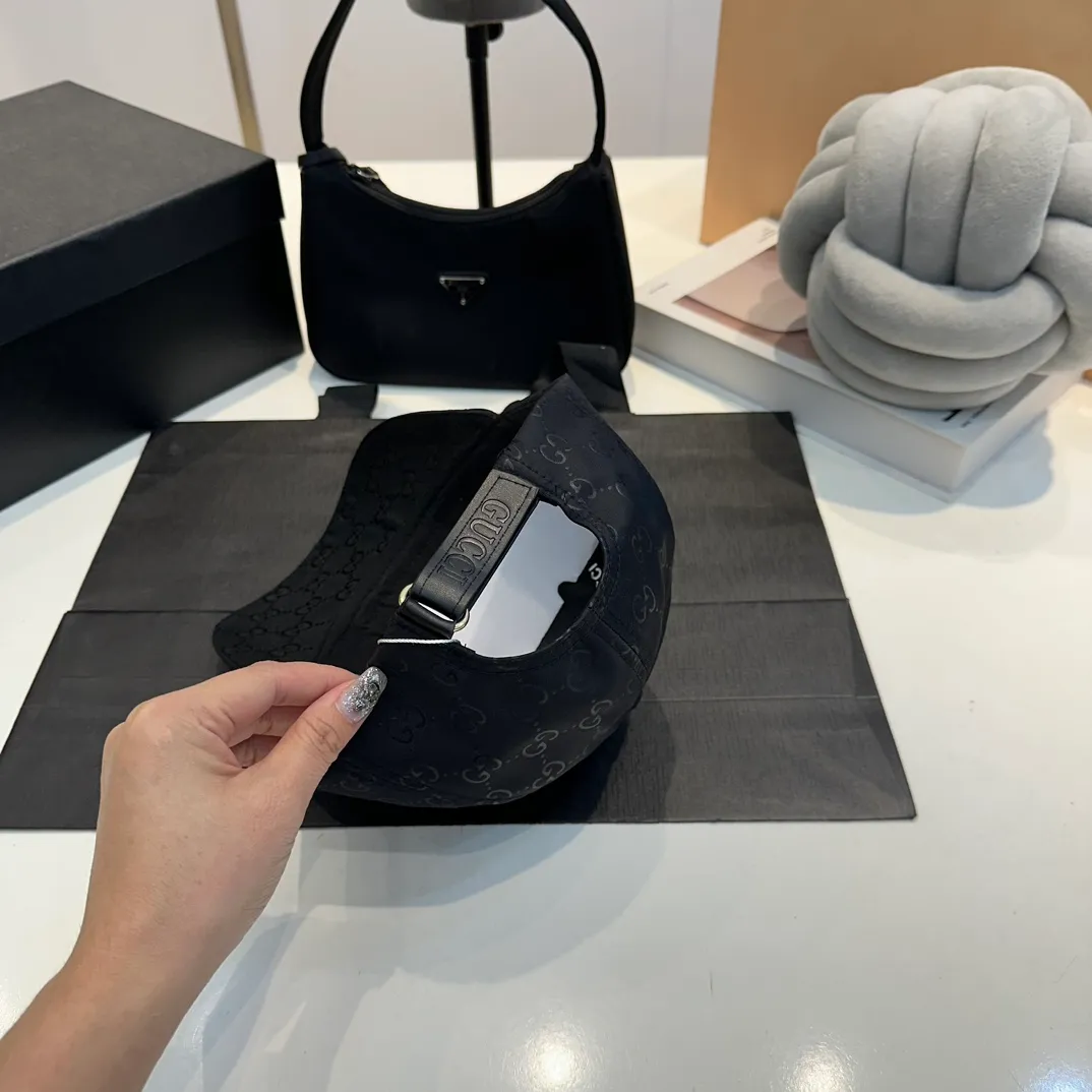 P54 Gucci Baseball Cap♥️GUCCI🧢New product from the official website, baseball cap, original quality, very popular 🔥🎩The craftsmanship is very exquisite, high-end and classy! Low-key luxury, easy to carry!