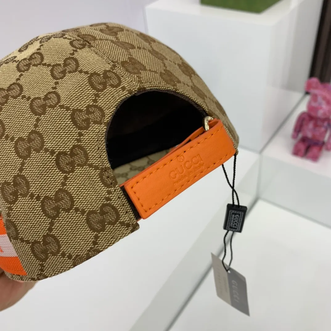 p110 Gucci (Gucci) original baseball cap, 1:1 mold customization, the details are comparable to those at the counter, original canvas fabric + first-layer cowhide, the quality is superb! The first choice for handsome men and beautiful women, fashionable and versatile. Basic head circumference 56, adjustable patch, two colors in stock!