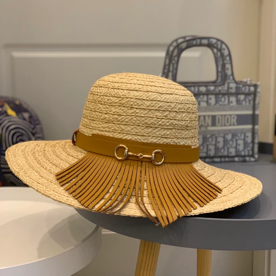 P400 GUCCI Gucci high-tech grass sun hat vacation style sun hat! New technology of mixed color weaving, rich layering, good visual effect, and more western style! The mid-range hat brim makes it more everyday when worn. Those who know their stuff, don’t miss this one! Material: 100.% raffia Head circumference: 57cm