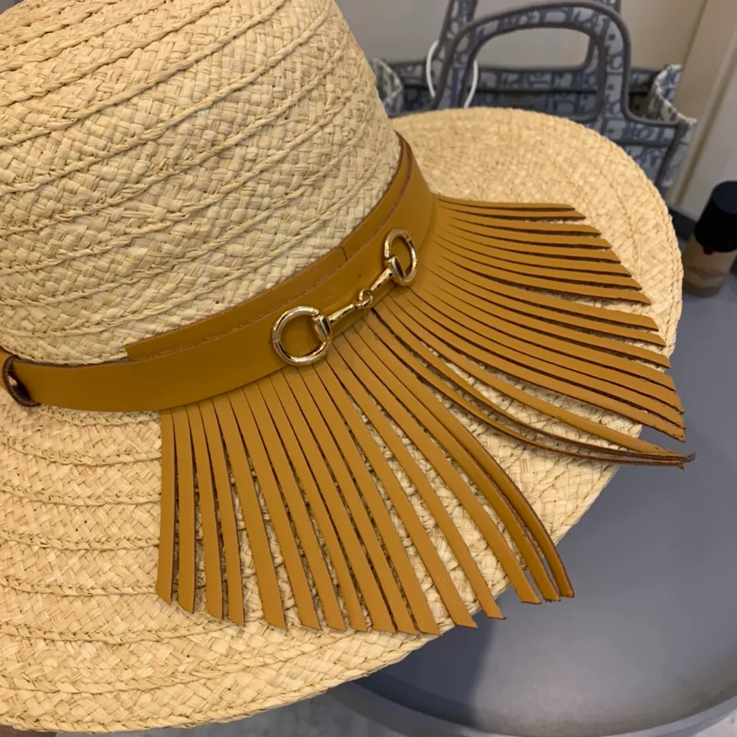 P400 GUCCI Gucci high-tech grass sun hat vacation style sun hat! New technology of mixed color weaving, rich layering, good visual effect, and more western style! The mid-range hat brim makes it more everyday when worn. Those who know their stuff, don’t miss this one! Material: 100.% raffia Head circumference: 57cm
