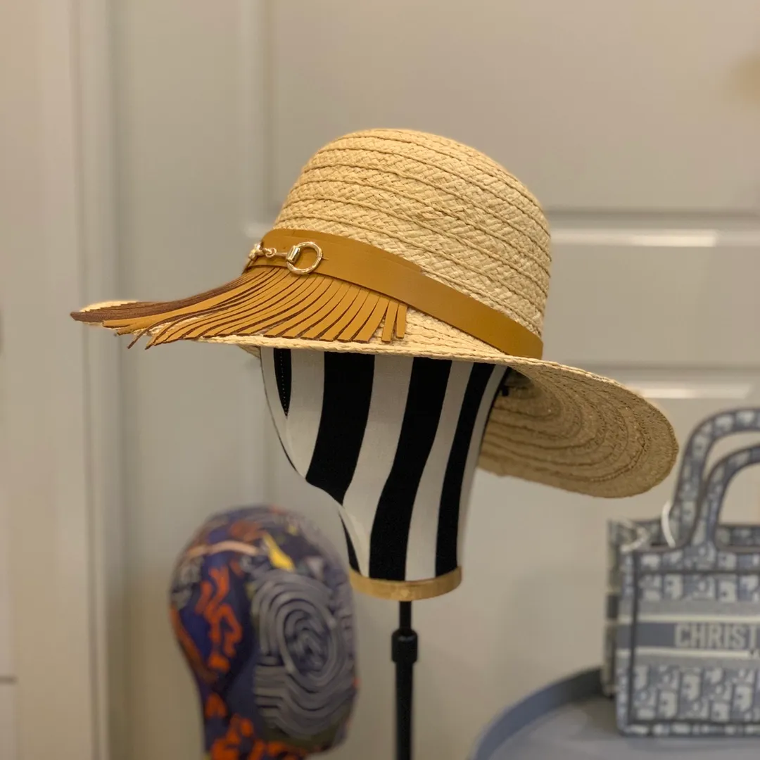 P400 GUCCI Gucci high-tech grass sun hat vacation style sun hat! New technology of mixed color weaving, rich layering, good visual effect, and more western style! The mid-range hat brim makes it more everyday when worn. Those who know their stuff, don’t miss this one! Material: 100.% raffia Head circumference: 57cm