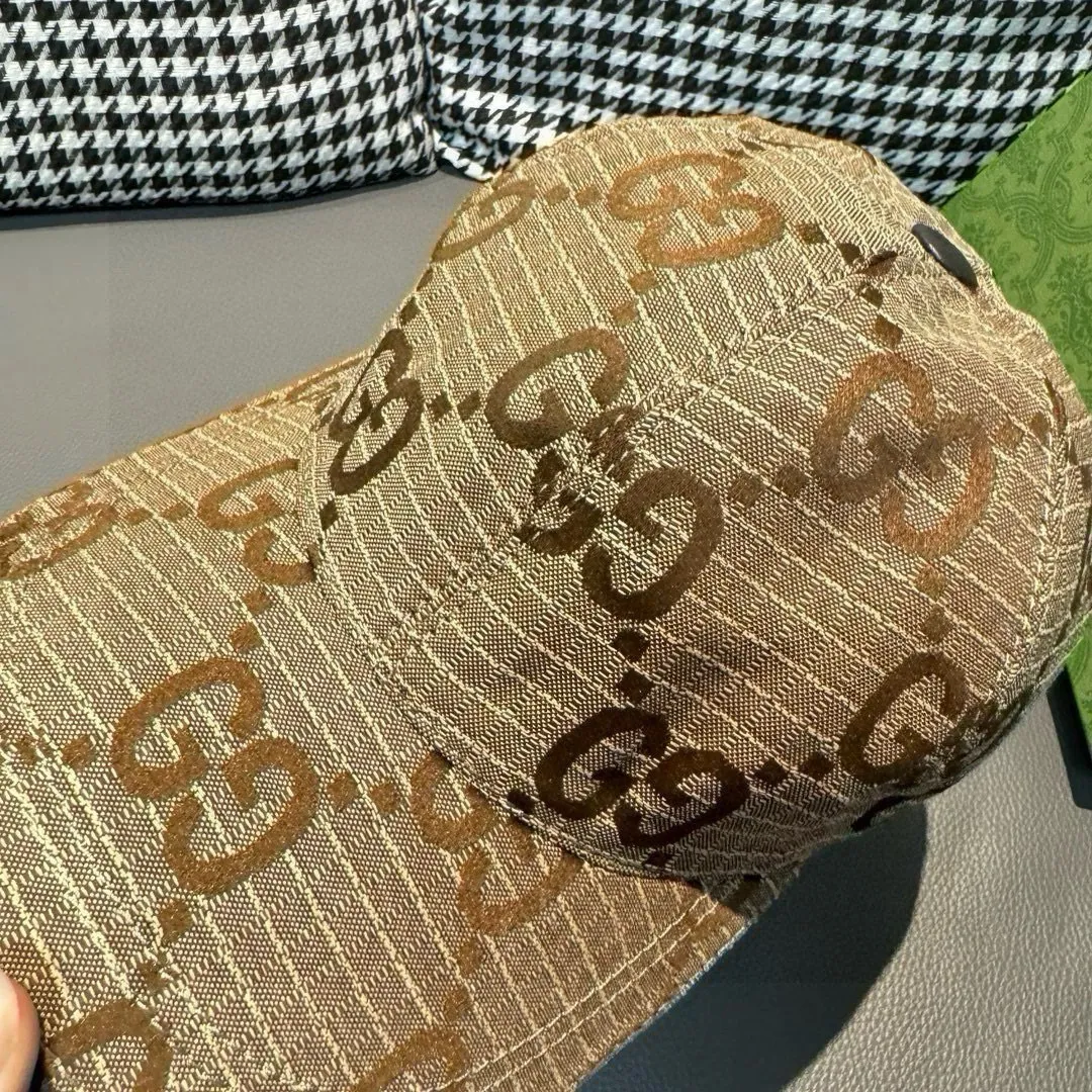 p90 New model shipped from official website. Gucci's latest original baseball cap, large double G, 1:1 mold customization at the counter, perfect alignment, original canvas fabric + first-layer cowhide, light and breathable! The basic head circumference is 56cm, and the patch is adjustable.