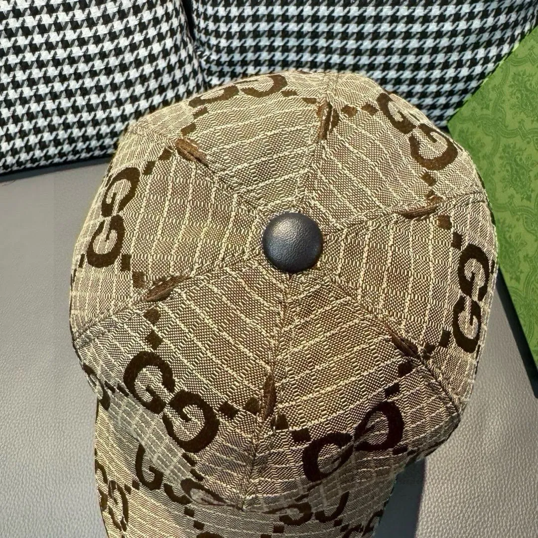 p90 New model shipped from official website. Gucci's latest original baseball cap, large double G, 1:1 mold customization at the counter, perfect alignment, original canvas fabric + first-layer cowhide, light and breathable! The basic head circumference is 56cm, and the patch is adjustable.