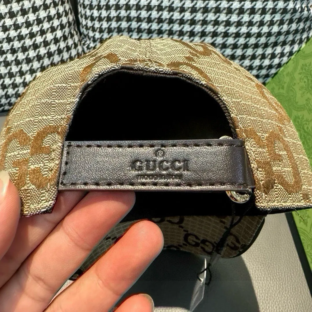 p90 New model shipped from official website. Gucci's latest original baseball cap, large double G, 1:1 mold customization at the counter, perfect alignment, original canvas fabric + first-layer cowhide, light and breathable! The basic head circumference is 56cm, and the patch is adjustable.