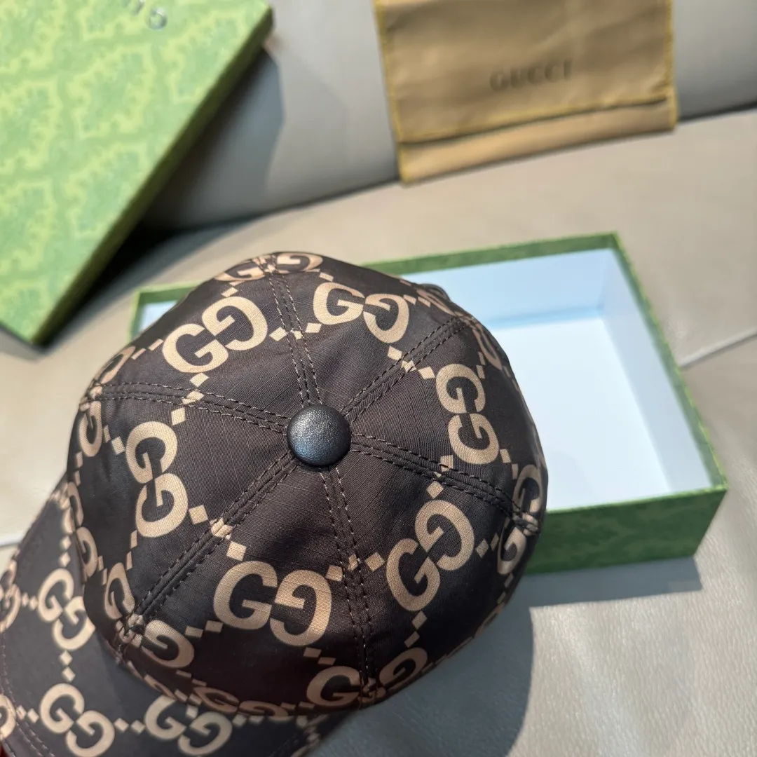 p90 New model shipped from official website. Gucci's latest original baseball cap, large double G, 1:1 mold customization at the counter, perfect alignment, original canvas fabric + first-layer cowhide, light and breathable! The basic head circumference is 56cm, and the patch is adjustable.