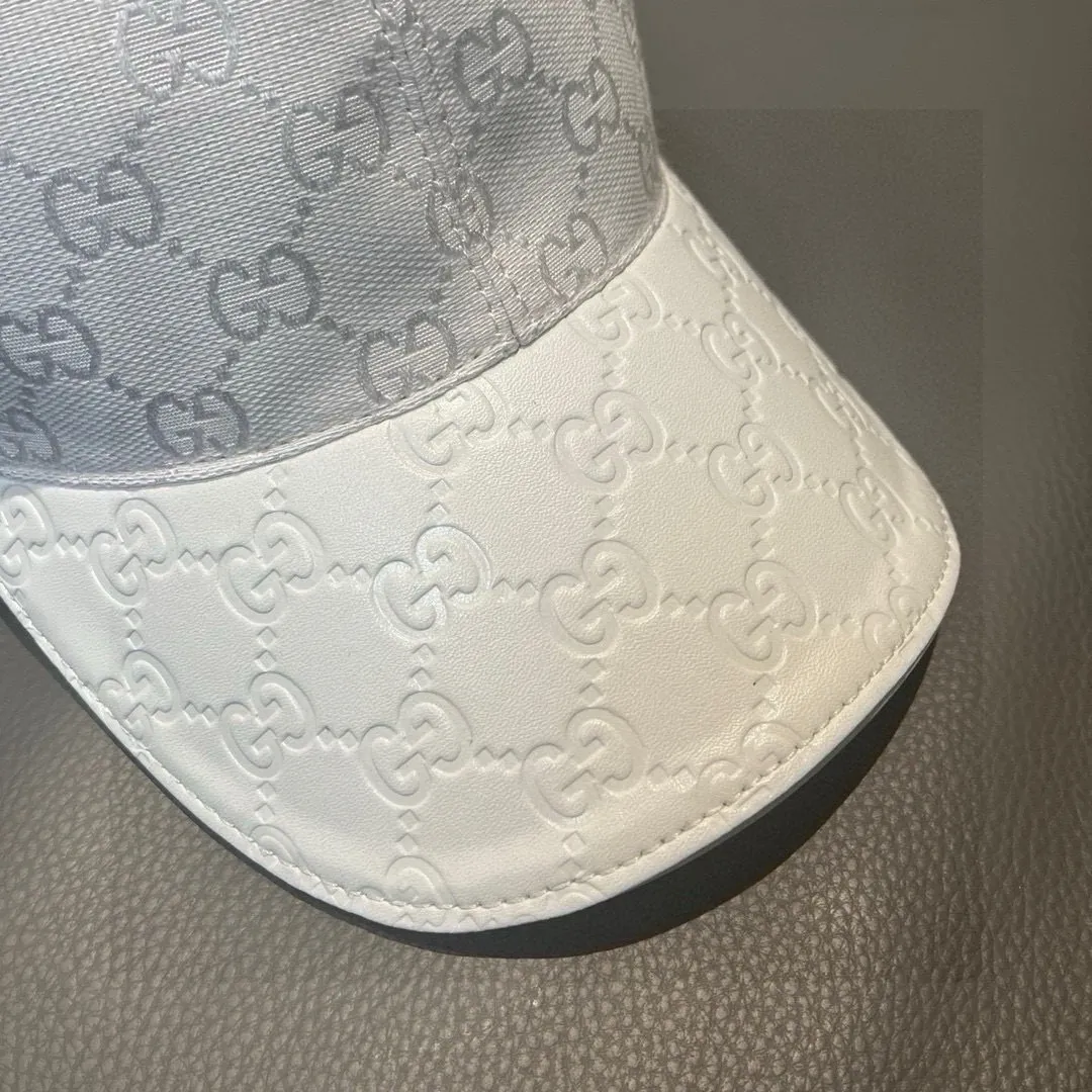 P90, Gucci (Gucci) classic original baseball cap, small double G cowhide stitching, 1:1 mold customization, excellent quality! The brim is embossed with first-layer cowhide, the quality is excellent! Basic head circumference 56, adjustable patch, five colors in stock, best-selling model!