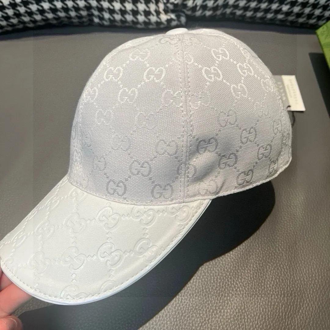 P90, Gucci (Gucci) classic original baseball cap, small double G cowhide stitching, 1:1 mold customization, excellent quality! The brim is embossed with first-layer cowhide, the quality is excellent! Basic head circumference 56, adjustable patch, five colors in stock, best-selling model!