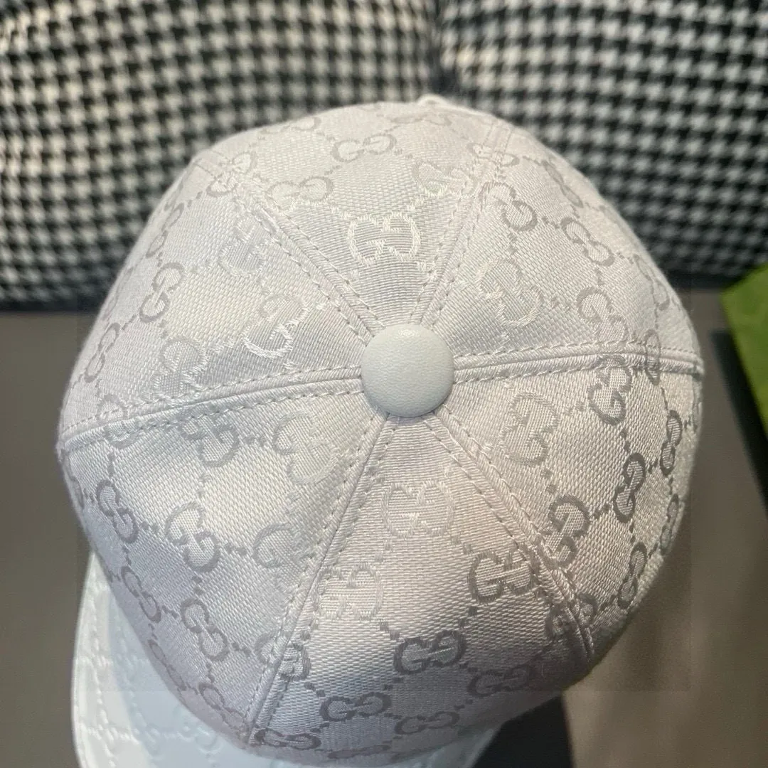 P90, Gucci (Gucci) classic original baseball cap, small double G cowhide stitching, 1:1 mold customization, excellent quality! The brim is embossed with first-layer cowhide, the quality is excellent! Basic head circumference 56, adjustable patch, five colors in stock, best-selling model!