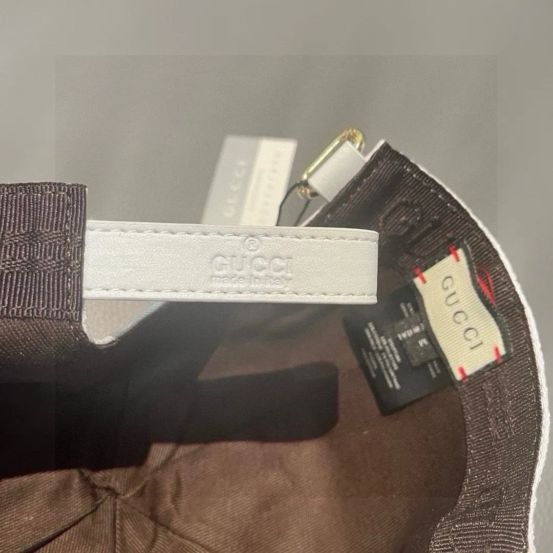 P90, Gucci (Gucci) classic original baseball cap, small double G cowhide stitching, 1:1 mold customization, excellent quality! The brim is embossed with first-layer cowhide, the quality is excellent! Basic head circumference 56, adjustable patch, five colors in stock, best-selling model!