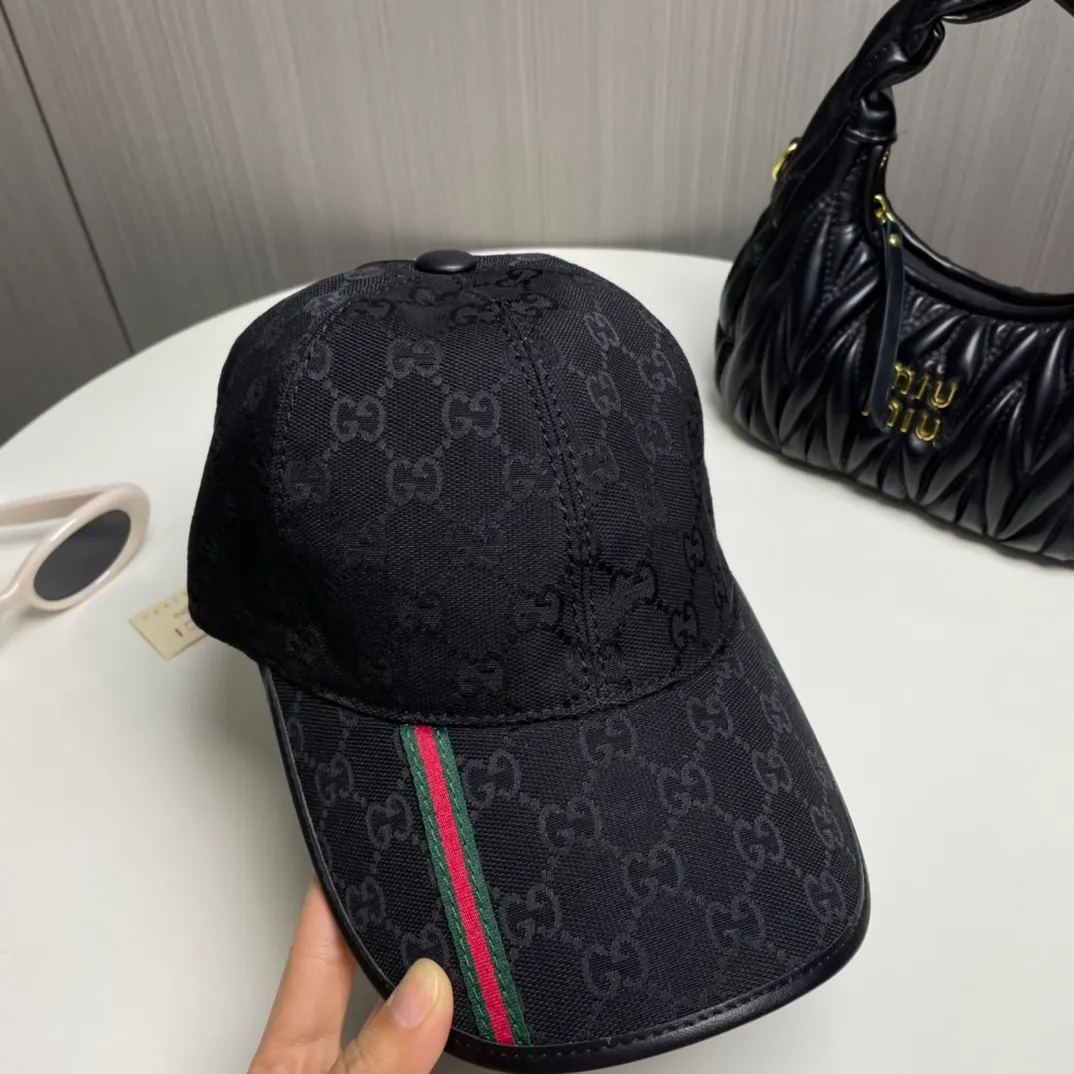 P96 Gucci (Gucci) classic original baseball cap, small vertical webbing, 1:1 mold customization, original canvas + first-layer cowhide, genuine leather edging, handsome and fashionable, popular purchasing agency, versatile style for men and women, great quality! The basic head circumference is 56cm, and the patch is adjustable.