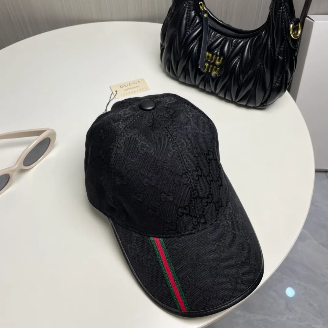 P96 Gucci (Gucci) classic original baseball cap, small vertical webbing, 1:1 mold customization, original canvas + first-layer cowhide, genuine leather edging, handsome and fashionable, popular purchasing agency, versatile style for men and women, great quality! The basic head circumference is 56cm, and the patch is adjustable.