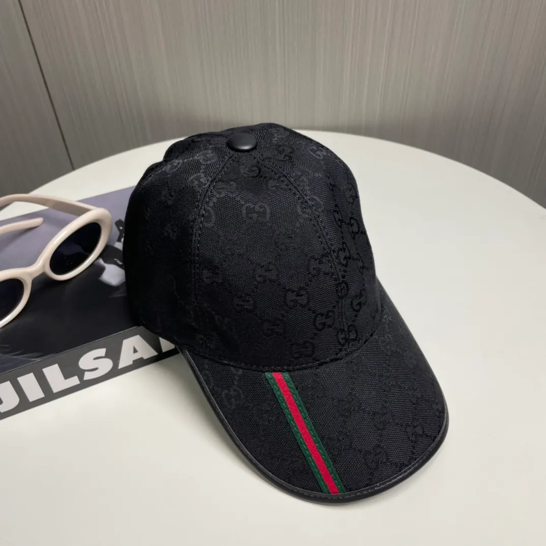 P96 Gucci (Gucci) classic original baseball cap, small vertical webbing, 1:1 mold customization, original canvas + first-layer cowhide, genuine leather edging, handsome and fashionable, popular purchasing agency, versatile style for men and women, great quality! The basic head circumference is 56cm, and the patch is adjustable.