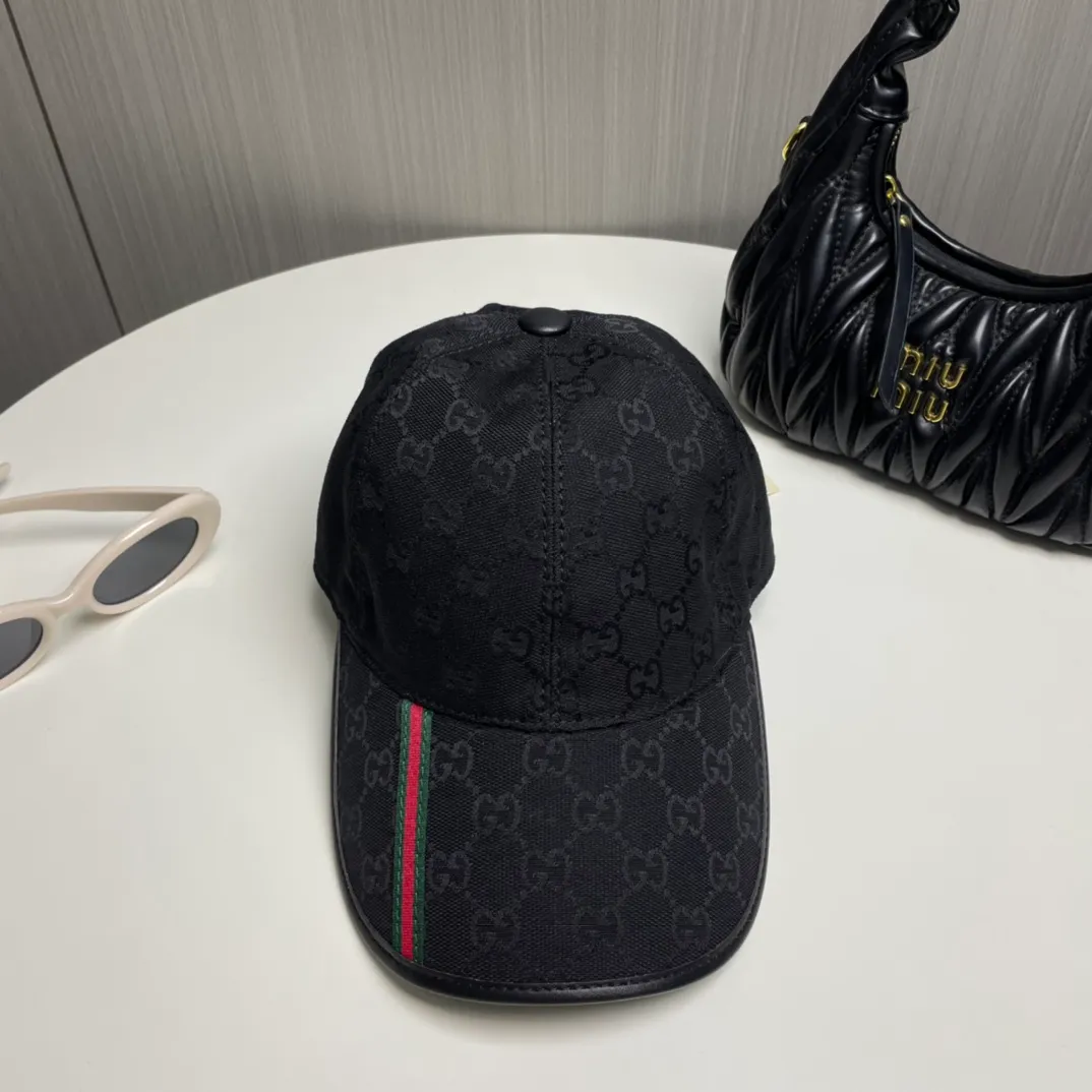 P96 Gucci (Gucci) classic original baseball cap, small vertical webbing, 1:1 mold customization, original canvas + first-layer cowhide, genuine leather edging, handsome and fashionable, popular purchasing agency, versatile style for men and women, great quality! The basic head circumference is 56cm, and the patch is adjustable.
