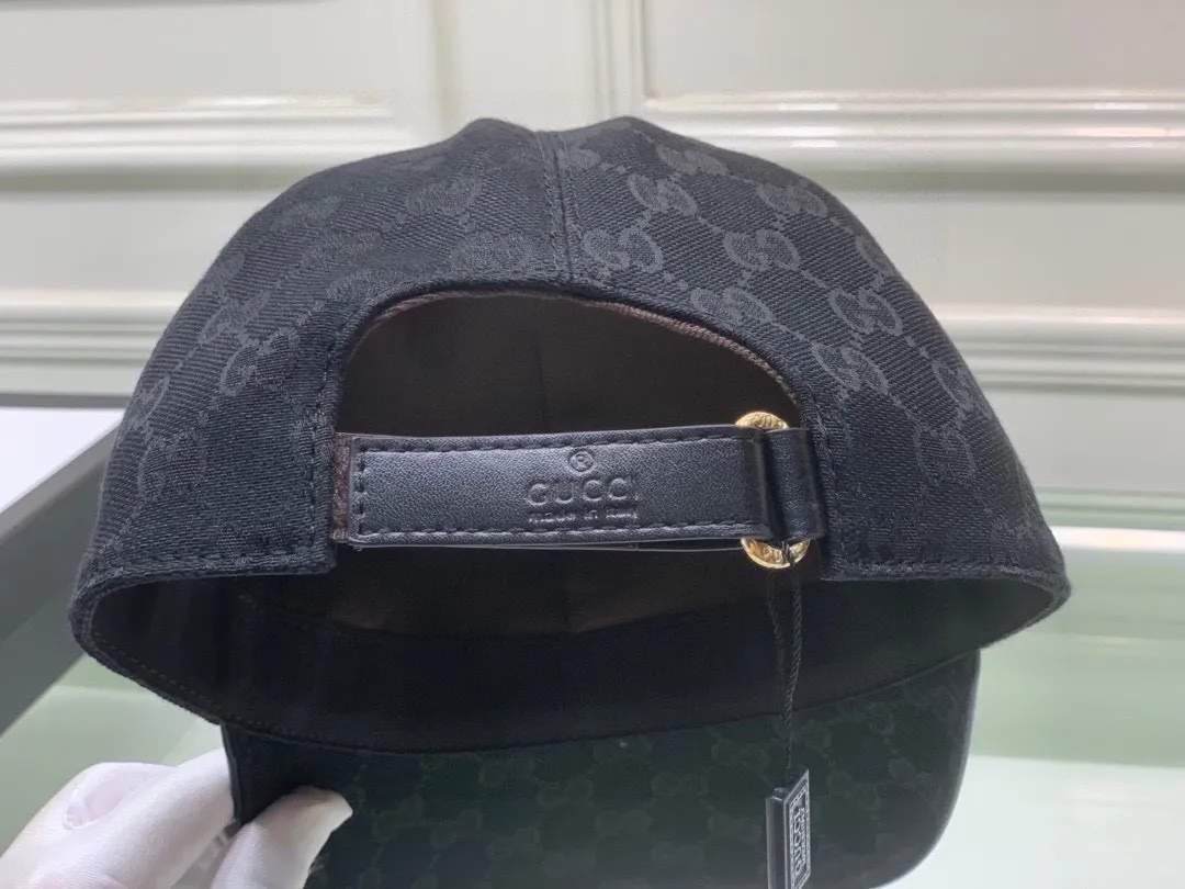 🉐100 Comes with box bag, Gucci new original baseball cap, LA embroidery, 1:1 mold opening and customization at the counter, heavy embroidery, original canvas + first-layer cowhide, light and breathable! The quality is great, the basic head circumference is 56cm, the patch is adjustable