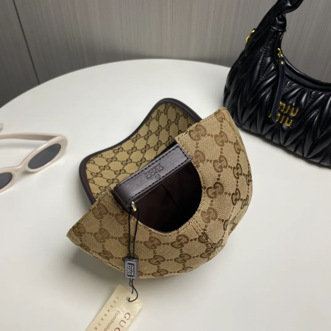P96 Gucci (Gucci) classic original baseball cap, small vertical webbing, 1:1 mold customization, original canvas + first-layer cowhide, genuine leather edging, handsome and fashionable, popular purchasing agency, versatile style for men and women, great quality! The basic head circumference is 56cm, and the patch is adjustable.