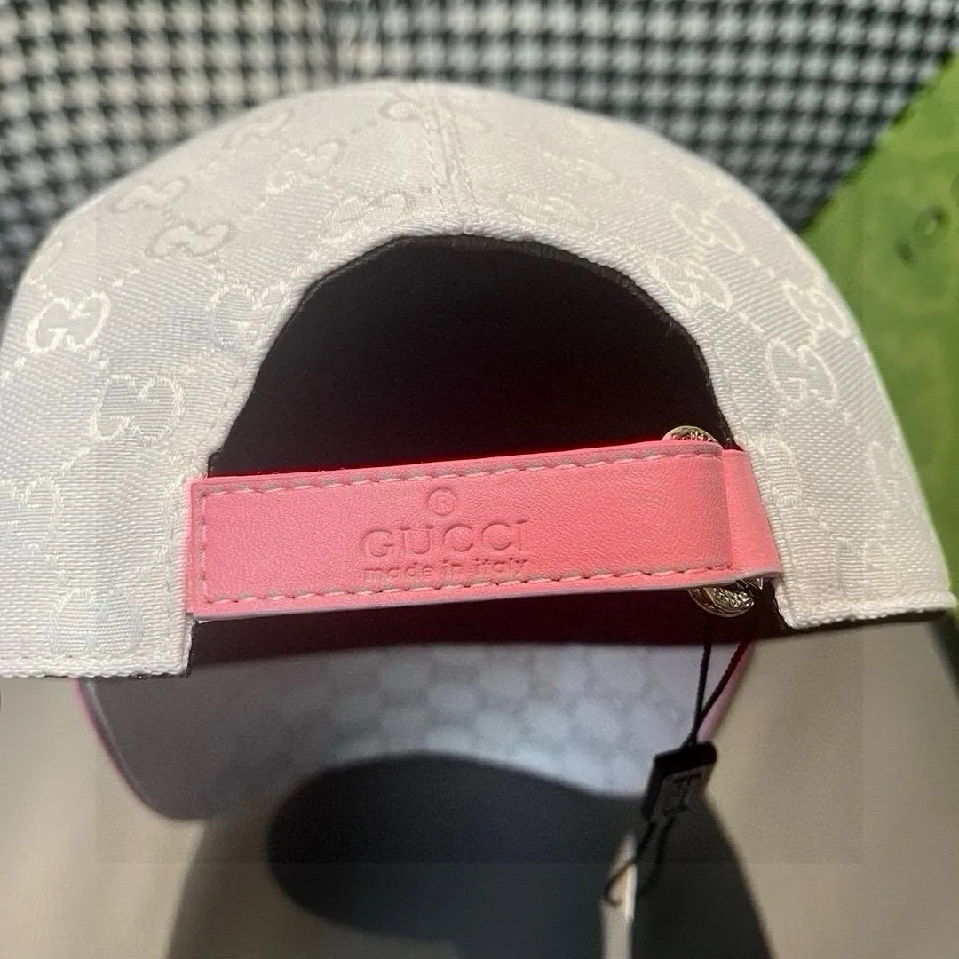 Batch of 900,000-year-old classic models in new colors shipped!   , Gucci (Gucci) classic original baseball cap 😍😍 1:1 mold opening and customization at the counter, the highest version, original canvas fabric + first layer of cowhide, light and breathable! Photographed in real life, suitable for men and women in all seasons, basic head circumference 56cm, adjustable patches.