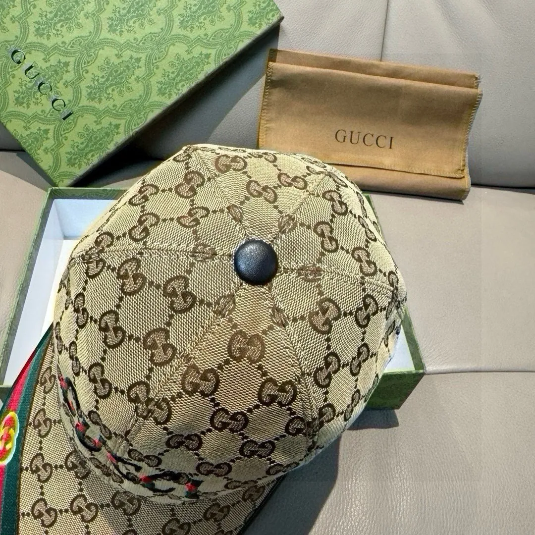 P90, Gucci's new original baseball cap, double G webbing. 1:1 mold customization, heavy embroidery, details comparable to those at counters, original canvas fabric + first layer cowhide, excellent quality! The first choice for handsome men and beautiful women, fashionable and versatile. The basic head circumference is 56cm, and the patch is adjustable.