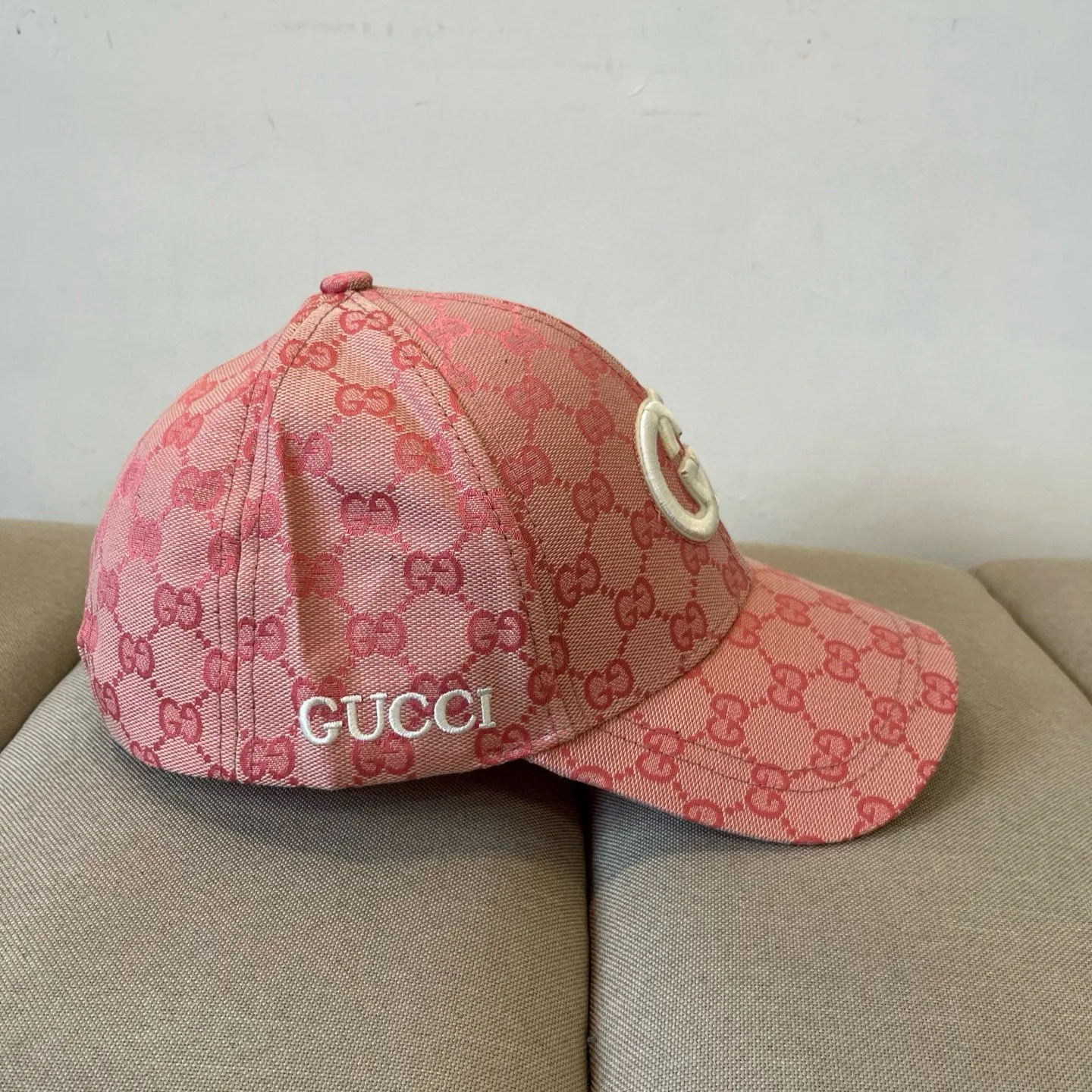 P60 Gucci Baseball Cap♥️GUCCI🧢New product from the official website, baseball cap, original quality, very popular 🔥🎩 The craftsmanship is very exquisite, high-end and classy! Low-key luxury, easy to carry! Running volume!