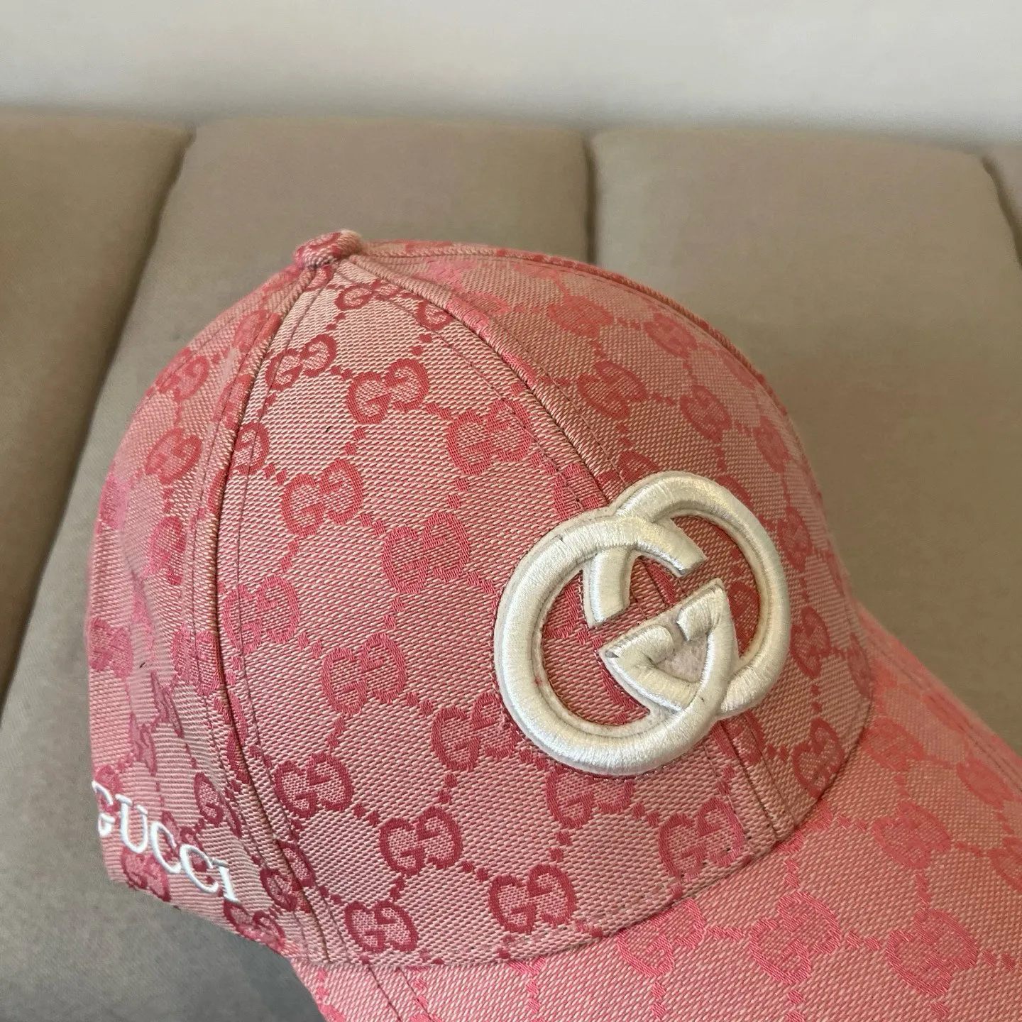 P60 Gucci Baseball Cap♥️GUCCI🧢New product from the official website, baseball cap, original quality, very popular 🔥🎩 The craftsmanship is very exquisite, high-end and classy! Low-key luxury, easy to carry! Running volume!