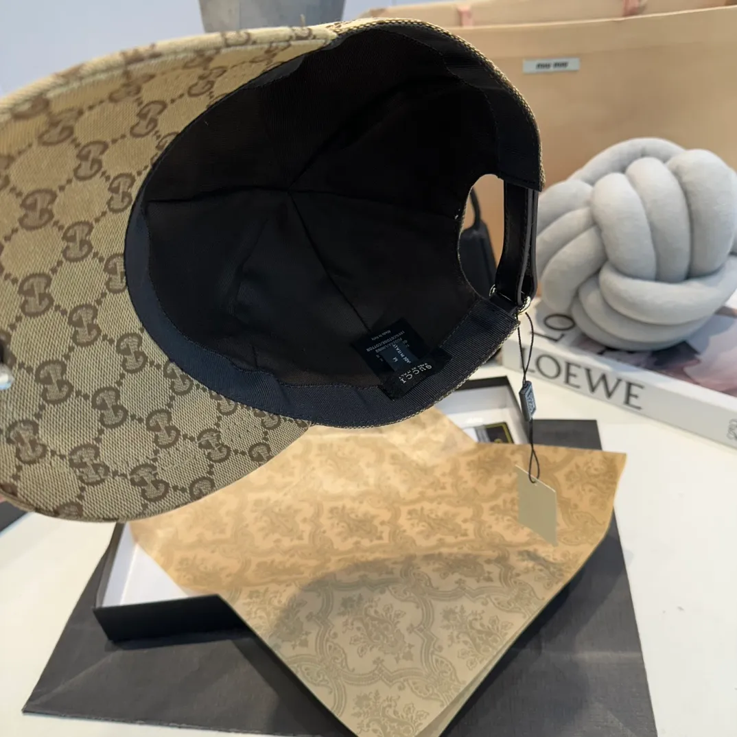 P90 Gucci (Gucci) new original baseball cap, double G webbing. 1:1 mold customization, heavy embroidery, details comparable to those at counters, original canvas fabric + first layer cowhide, excellent quality! The first choice for handsome men and beautiful women, fashionable and versatile. The basic head circumference is 56cm, and the patch is adjustable.