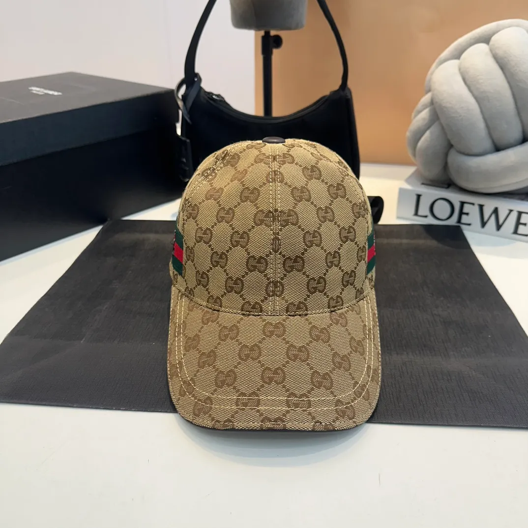 P900,000 classic model shipped! Gucci (Gucci) classic original baseball cap 😍😍Customized at the 1:1 counter mold, the highest version, original canvas + first-layer cowhide, light and breathable! Photographed in real life, suitable for men and women in all seasons, basic head circumference 56cm, adjustable patches.