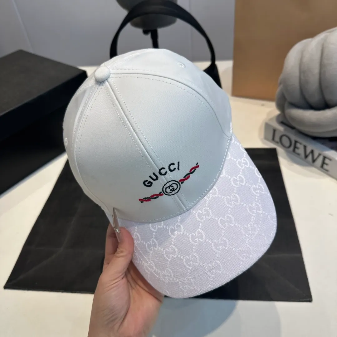 P56 Gucci Baseball Cap♥️GUCCI🧢New product from the official website, baseball cap, original quality, hot arrival 🔥🎩 The craftsmanship is very exquisite, high-end and classy! Low-key luxury, easy to carry! Running volume!