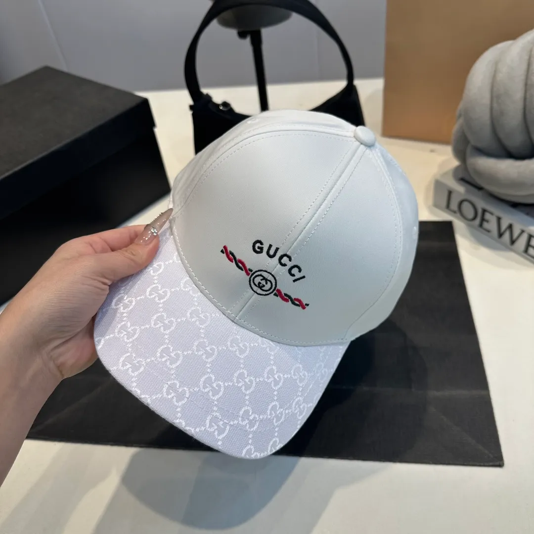 P56 Gucci Baseball Cap♥️GUCCI🧢New product from the official website, baseball cap, original quality, hot arrival 🔥🎩 The craftsmanship is very exquisite, high-end and classy! Low-key luxury, easy to carry! Running volume!